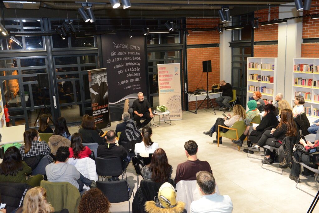 Nilüfer Belediyesi’nin düzenlediği Koza Buluşmaları’nın 2025 yılındaki ilk konuğu, ödüllü yazar Hakan Akdoğan oldu. Akdoğan, “Uysal Bedenler ve Mahremiyet Erozyonu” başlıklı söyleşisinde kimlik, iktidar ve mahremiyet üzerine değerlendirmelerde bulundu.