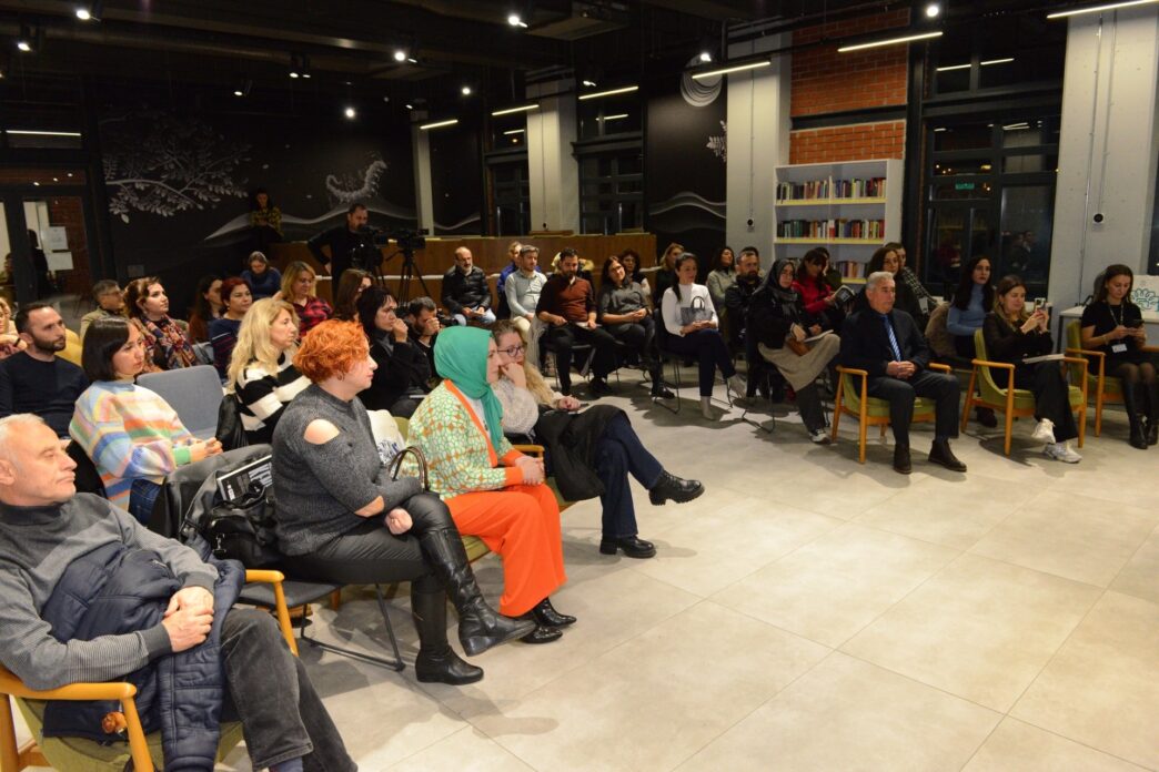 Nilüfer Belediyesi’nin düzenlediği Koza Buluşmaları’nın 2025 yılındaki ilk konuğu, ödüllü yazar Hakan Akdoğan oldu. Akdoğan, “Uysal Bedenler ve Mahremiyet Erozyonu” başlıklı söyleşisinde kimlik, iktidar ve mahremiyet üzerine değerlendirmelerde bulundu.