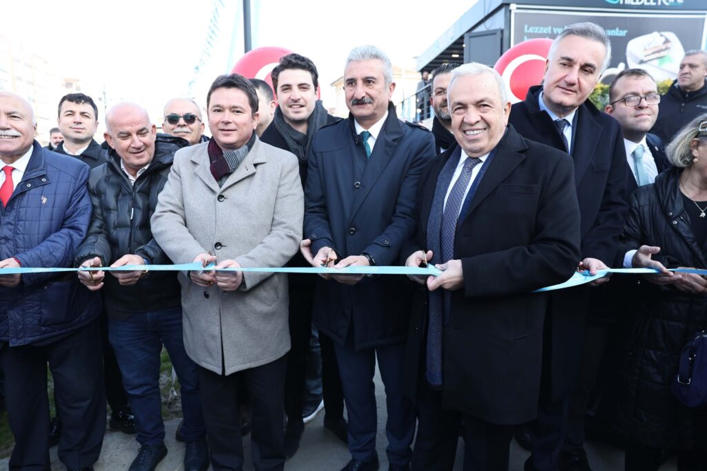 Nilüfer Belediyesi, kent sakinlerinin yaşam kalitesini artırmaya yönelik yatırımlarına bir yenisini daha ekledi. Ahmet Yesevi Mahallesi’nde, yapımı 5 ay gibi kısa bir sürede tamamlanan Zümrüt Çocuk, Oyun ve Dinlenme Parkı ve parkın hemen yanında yer alan ikinci Nilbel Kafe, düzenlenen törenle hizmete açıldı. 