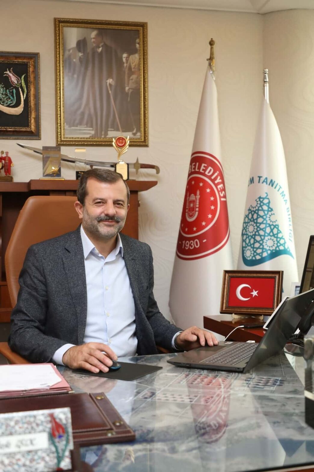 Gürsu Belediye Başkanı Mustafa Işık, 10 Ocak Çalışan Gazeteciler Gününü kutladı. Gürsu Belediye Başkan Işık görevini yerine getirirken hayatını kaybeden gazetecileri andı.