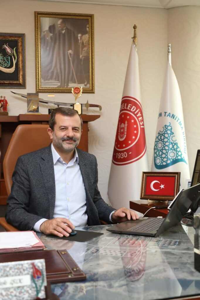 Gürsu Belediye Başkanı Mustafa Işık, 10 Ocak Çalışan Gazeteciler Gününü kutladı. Gürsu Belediye Başkan Işık görevini yerine getirirken hayatını kaybeden gazetecileri andı.