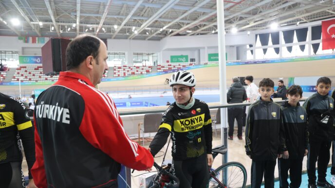 Konya Büyükşehir Belediye Başkanı Uğur İbrahim Altay, Konya Büyükşehir Belediyespor Bisiklet Takımı’nın Türkiye’nin ilk olimpik veledromundaki antrenmanına eşlik etti.