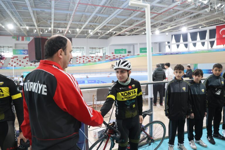 Konya Büyükşehir Belediye Başkanı Uğur İbrahim Altay, Konya Büyükşehir Belediyespor Bisiklet Takımı’nın Türkiye’nin ilk olimpik veledromundaki antrenmanına eşlik etti.
