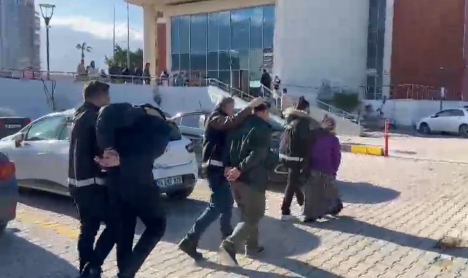 Hatay Emniyet Müdürlüğü görevlilerince aranan şahısların yakalanmasına yönelik yapılan çalışmalar kapsamında, Zimmet suçundan 10 Yıl 11 Ay 7 Gün hapis cezasıyla aranan H.İ.K., Ailenin Korunması suçundan 3 Gün hapis cezası bulunan F.Z. ile Mal beyanında bulunmama suçundan 5 Gün hapis cezası bulunan M.S.T., İskenderun’da yakalanarak gözaltına alındı.