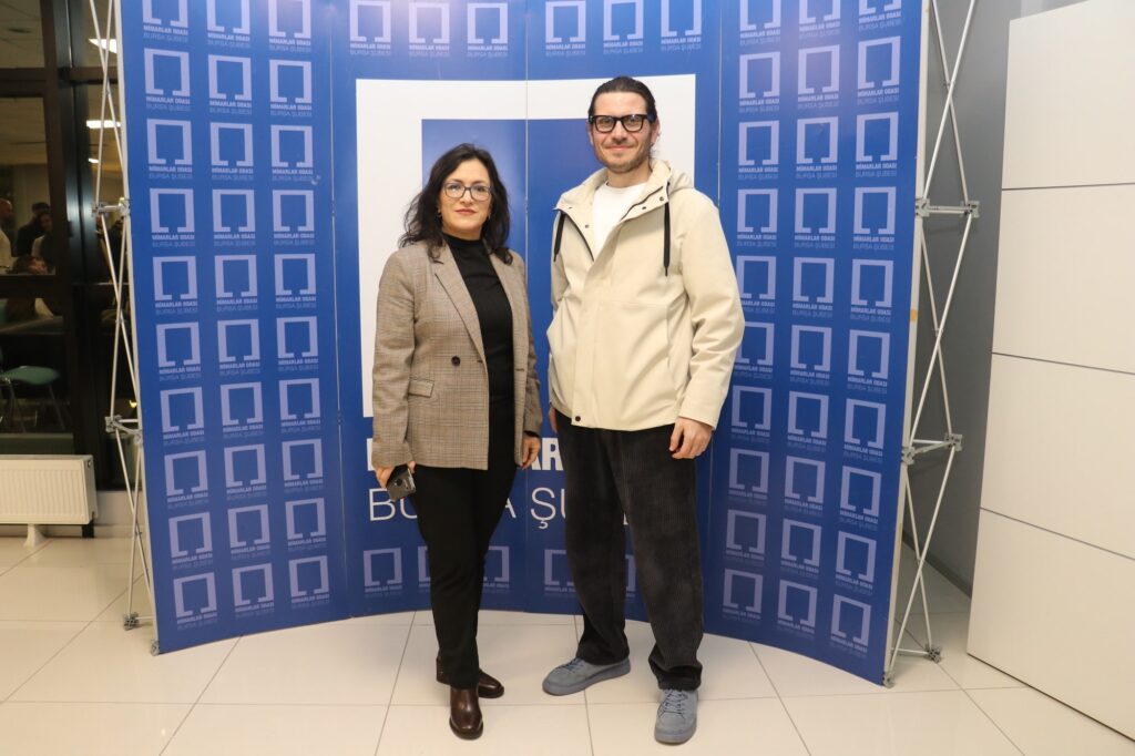 Mimarlar Odası Bursa Şubesi, sektörün önde gelen isimlerini üyeleriyle buluşturmaya devam ediyor.  Mimarlık mesleğinin tanınan isimlerinden FS Mimarlık kurucusu Sedat Bayrak, Mimarlar Odası Bursa Şubesi üyeleriyle mesleki tecrübelerini paylaştı.