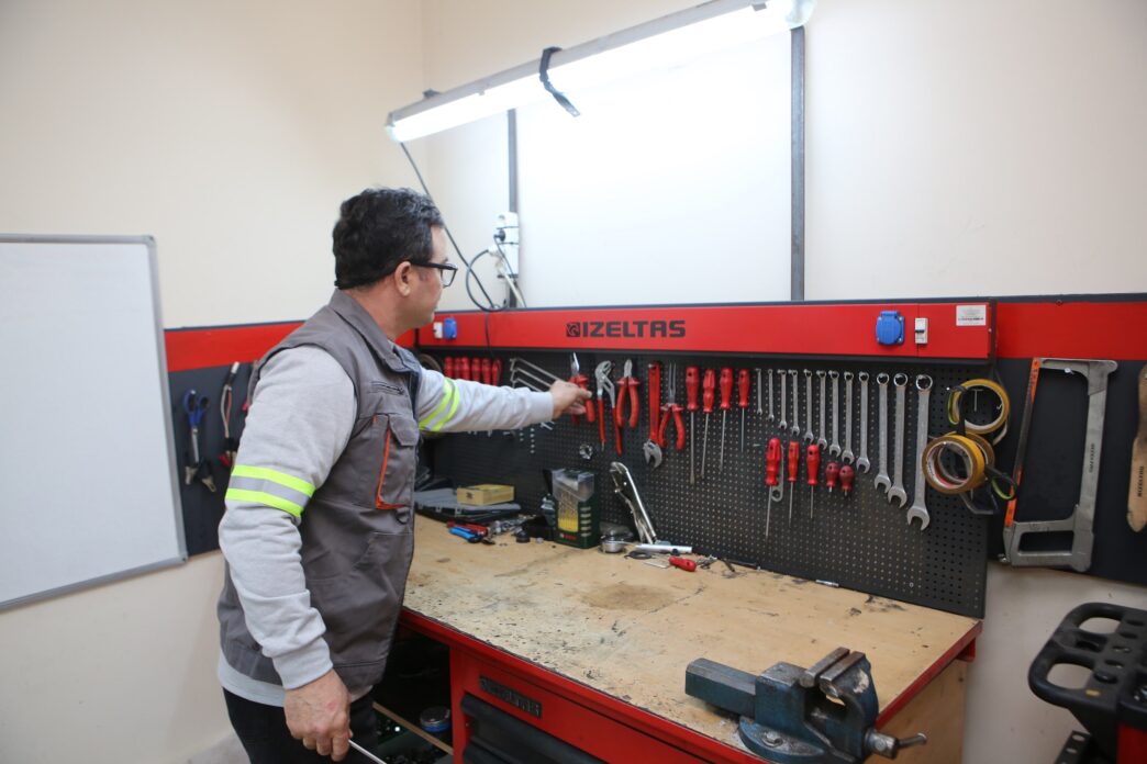 Nilüfer Belediyesi’ne bağlı Tekerlekli Sandalye Tamirevi, engelli bireylerin hayatını kolaylaştırıyor. Tamirevi’nde 2024 yılında, Bursa genelindeki 667 engelli bireye, ücretsiz tekerlekli sandalye bakım ve onarım hizmeti verildi. 