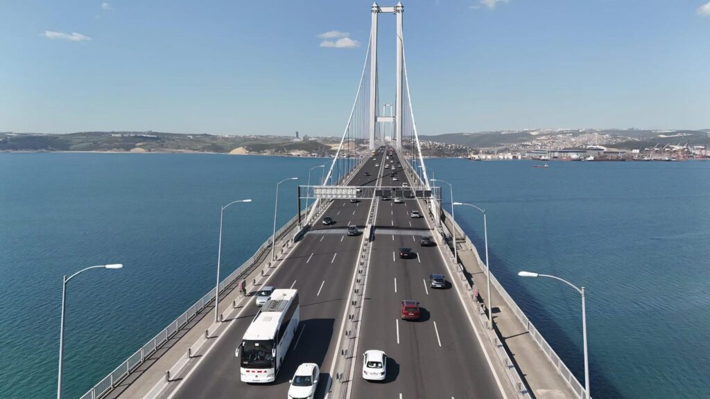 Ulaştırma ve Altyapı Bakanı Abdulkadir Uraloğlu, 2024 yılına ait karayolları trafik verilerini açıkladı. Bakan Uraloğlu, Karayolları Genel Müdürlüğü ve Kamu-Özel İşbirliği ile yapılan otoyol ve köprülerden toplam 1 milyar 80 milyon 384 bin 814 aracın geçiş yaptığını bildirdi.,