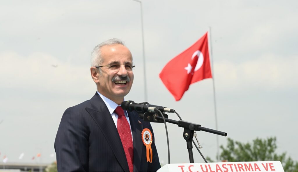 Ulaştırma ve Altyapı Bakanı Abdulkadir Uraloğlu, 2024 yılına ait karayolları trafik verilerini açıkladı. Bakan Uraloğlu, Karayolları Genel Müdürlüğü ve Kamu-Özel İşbirliği ile yapılan otoyol ve köprülerden toplam 1 milyar 80 milyon 384 bin 814 aracın geçiş yaptığını bildirdi.,