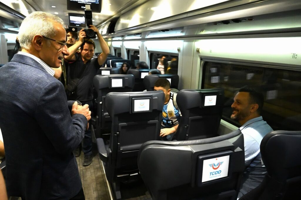 Ulaştırma ve Altyapı Bakanı Abdulkadir Uraloğlu, 18 Ocak-2 Şubat 2025 tarihlerini kapsayan ara tatil döneminde ek Yüksek Hızlı Tren (YHT) seferleri düzenleyeceklerini duyurdu. Bakan Uraloğlu, yoğun yolcu talebinin yaşandığı Ankara-İstanbul YHT hattında her iki yönde toplam 8 ek sefer düzenleneceğini belirtti. Uraloğlu, “Bu ek seferlerle birlikte 4 gün boyunca toplamda 3 bin 288 kişilik ilave kapasite sağlayacağız.” ifadelerini kullandı.