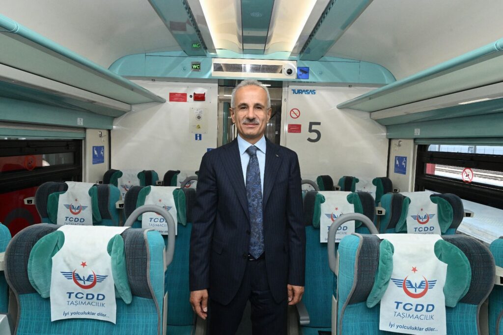 Ulaştırma ve Altyapı Bakanı Abdulkadir Uraloğlu, 18 Ocak-2 Şubat 2025 tarihlerini kapsayan ara tatil döneminde ek Yüksek Hızlı Tren (YHT) seferleri düzenleyeceklerini duyurdu. Bakan Uraloğlu, yoğun yolcu talebinin yaşandığı Ankara-İstanbul YHT hattında her iki yönde toplam 8 ek sefer düzenleneceğini belirtti. Uraloğlu, “Bu ek seferlerle birlikte 4 gün boyunca toplamda 3 bin 288 kişilik ilave kapasite sağlayacağız.” ifadelerini kullandı.