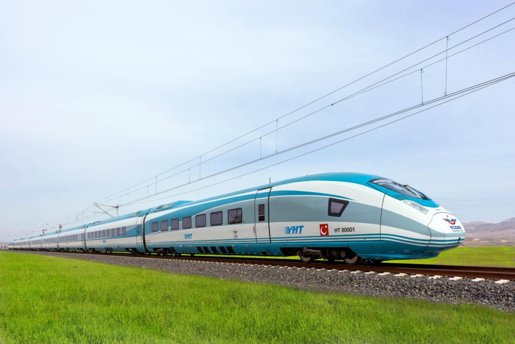 Ulaştırma ve Altyapı Bakanı Abdulkadir Uraloğlu, 18 Ocak-2 Şubat 2025 tarihlerini kapsayan ara tatil döneminde ek Yüksek Hızlı Tren (YHT) seferleri düzenleyeceklerini duyurdu. Bakan Uraloğlu, yoğun yolcu talebinin yaşandığı Ankara-İstanbul YHT hattında her iki yönde toplam 8 ek sefer düzenleneceğini belirtti. Uraloğlu, “Bu ek seferlerle birlikte 4 gün boyunca toplamda 3 bin 288 kişilik ilave kapasite sağlayacağız.” ifadelerini kullandı.