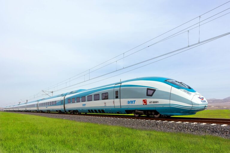 Ulaştırma ve Altyapı Bakanı Abdulkadir Uraloğlu, 18 Ocak-2 Şubat 2025 tarihlerini kapsayan ara tatil döneminde ek Yüksek Hızlı Tren (YHT) seferleri düzenleyeceklerini duyurdu. Bakan Uraloğlu, yoğun yolcu talebinin yaşandığı Ankara-İstanbul YHT hattında her iki yönde toplam 8 ek sefer düzenleneceğini belirtti. Uraloğlu, “Bu ek seferlerle birlikte 4 gün boyunca toplamda 3 bin 288 kişilik ilave kapasite sağlayacağız.” ifadelerini kullandı.