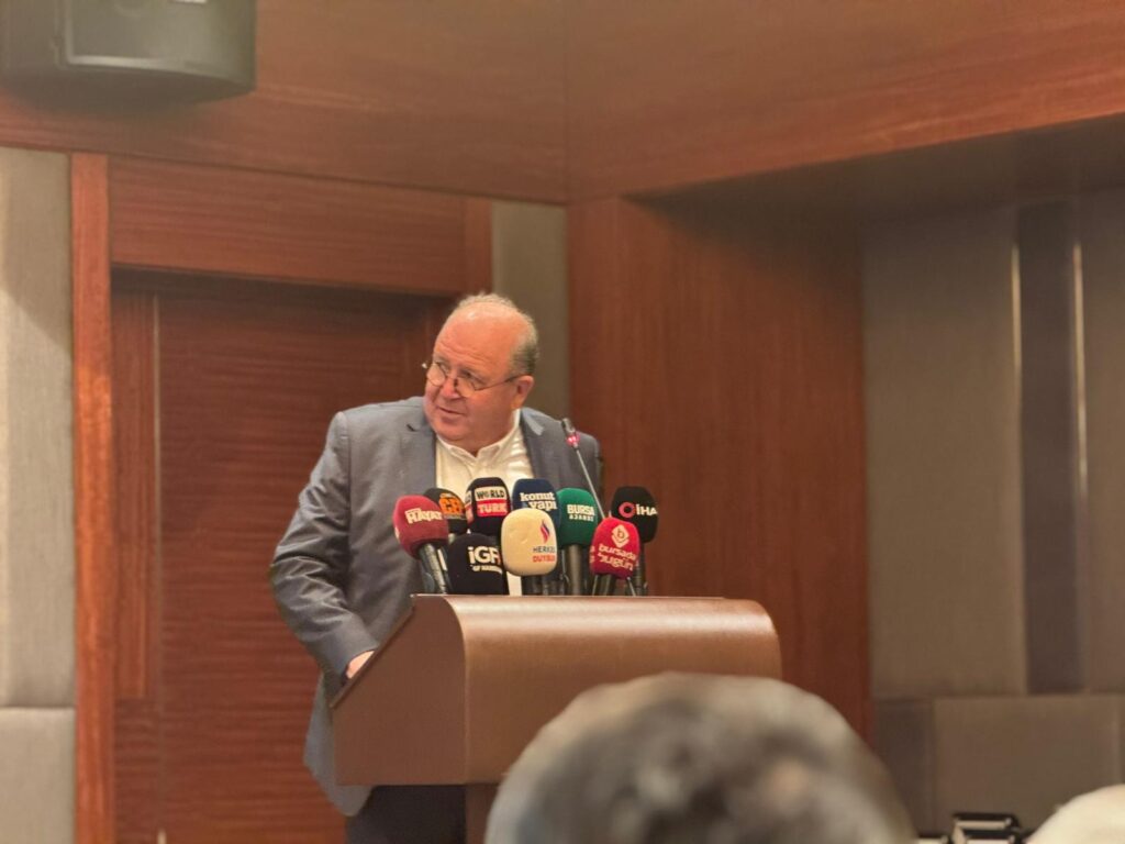 Bursa, 17 Ocak’ta İnşaat Müteahhitleri Sanayici ve İş İnsanları Derneği (İMSİAD) tarafından düzenlenen “Her Yönüyle Kentsel Dönüşüm Zirvesi” ile önemli bir etkinliğe ev sahipliği yaptı. Hilton Otel’de gerçekleşen zirve, Türkiye’nin deprem gerçeğiyle yüzleştiği ve güvenli yapılar inşa etmenin toplumsal bir zorunluluk olarak görüldüğü bir dönemde, sektörel ve toplumsal iş birliği adına kritik adımların atıldığı bir platform oldu.