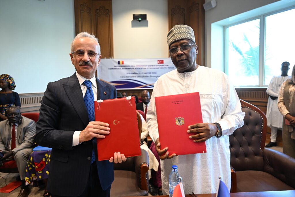 Ulaştırma ve Altyapı Bakanı Abdulkadir Uraloğlu, Türkiye-Çad Karma Ekonomik Komisyon 2. Dönem Toplantısı’na katıldı. Bakan Uraloğlu, “Teknik heyetlerimiz, bilim, sanayi ve teknoloji, ulaştırma alanlarında iş birliğini değerlendirdi. İş birliğini sürdürmek ve daha ileri taşımak hususunda mutabık kaldık.” dedi.