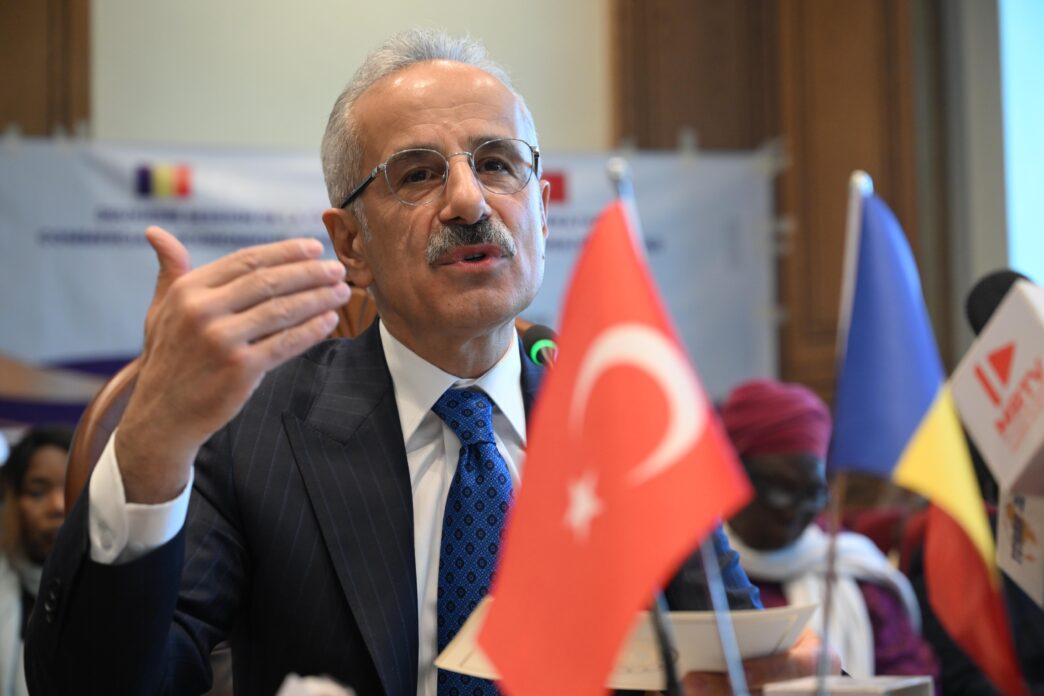 Ulaştırma ve Altyapı Bakanı Abdulkadir Uraloğlu, Türkiye-Çad Karma Ekonomik Komisyon 2. Dönem Toplantısı’na katıldı. Bakan Uraloğlu, “Teknik heyetlerimiz, bilim, sanayi ve teknoloji, ulaştırma alanlarında iş birliğini değerlendirdi. İş birliğini sürdürmek ve daha ileri taşımak hususunda mutabık kaldık.” dedi.