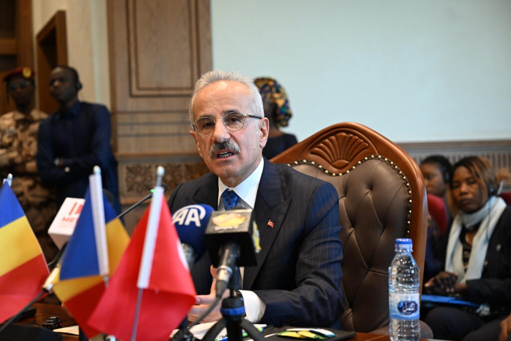 Ulaştırma ve Altyapı Bakanı Abdulkadir Uraloğlu, Türkiye-Çad Karma Ekonomik Komisyon 2. Dönem Toplantısı’na katıldı. Bakan Uraloğlu, “Teknik heyetlerimiz, bilim, sanayi ve teknoloji, ulaştırma alanlarında iş birliğini değerlendirdi. İş birliğini sürdürmek ve daha ileri taşımak hususunda mutabık kaldık.” dedi.