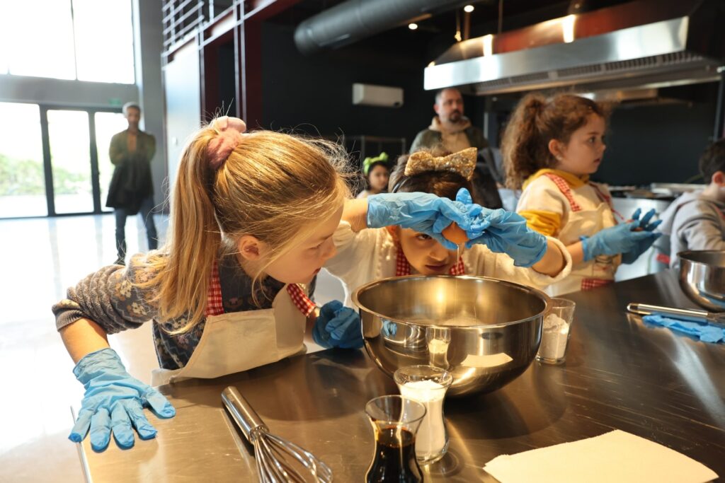 Nilüfer Belediyesi’nin yarıyıl tatiline çıkan çocuklar için hazırladığı etkinlikler başladı. Tatil süresince çocuklar, yaratıcılıklarını geliştirecekleri ve sanatla buluşacakları birçok etkinliğe katılabiliyor. 
