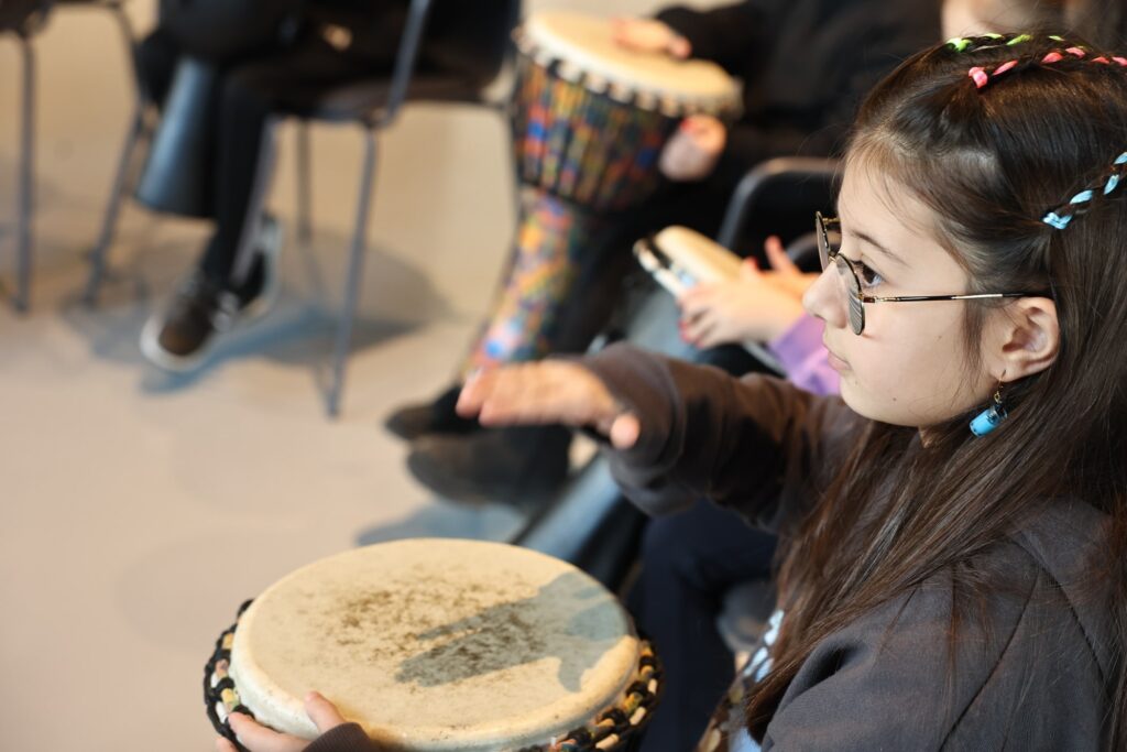 Nilüfer Belediyesi’nin yarıyıl tatiline çıkan çocuklar için hazırladığı etkinlikler başladı. Tatil süresince çocuklar, yaratıcılıklarını geliştirecekleri ve sanatla buluşacakları birçok etkinliğe katılabiliyor. 