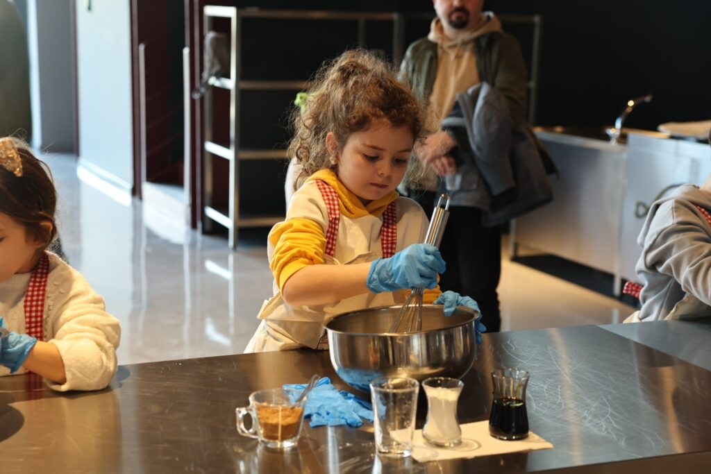 Nilüfer Belediyesi’nin yarıyıl tatiline çıkan çocuklar için hazırladığı etkinlikler başladı. Tatil süresince çocuklar, yaratıcılıklarını geliştirecekleri ve sanatla buluşacakları birçok etkinliğe katılabiliyor. 