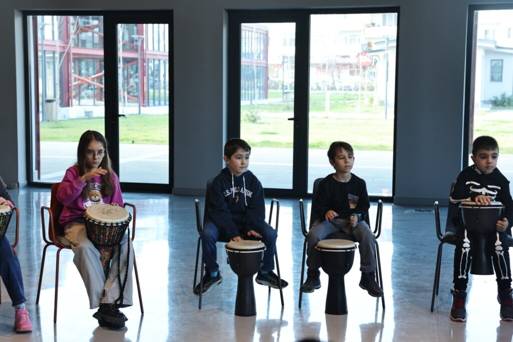 Nilüfer Belediyesi’nin yarıyıl tatiline çıkan çocuklar için hazırladığı etkinlikler başladı. Tatil süresince çocuklar, yaratıcılıklarını geliştirecekleri ve sanatla buluşacakları birçok etkinliğe katılabiliyor. 