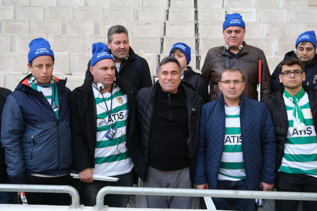 Yıldırım Belediyesi, ‘herkes için futbol’ anlayışıyla görme engelli taraftarın Bursaspor maç heyecanını paylaşıyor.