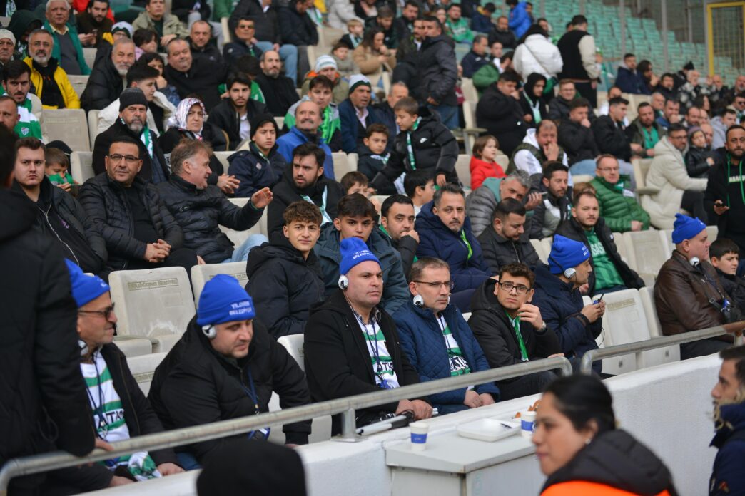 Yıldırım Belediyesi, ‘herkes için futbol’ anlayışıyla görme engelli taraftarın Bursaspor maç heyecanını paylaşıyor.