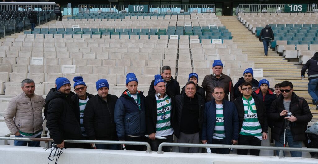 Yıldırım Belediyesi, ‘herkes için futbol’ anlayışıyla görme engelli taraftarın Bursaspor maç heyecanını paylaşıyor.