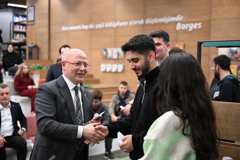 Yıldırım Belediye Başkanı Oktay Yılmaz, yılın son gününde Mümine Şeremet Uyumayan Kütüphanesi’ndeki öğrencilerle buluştu. 