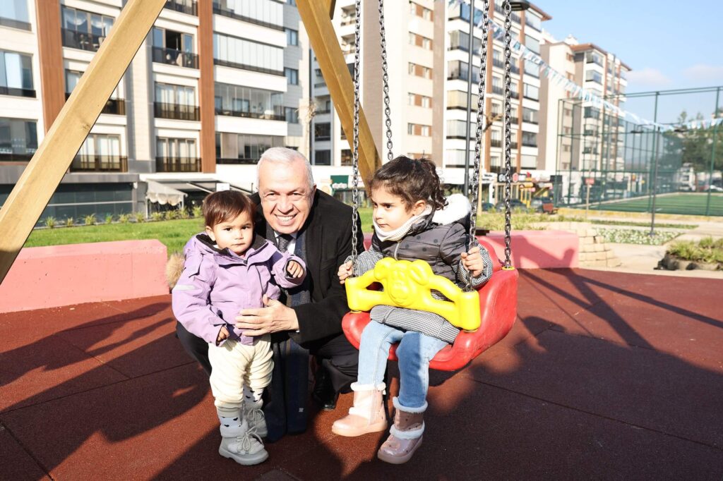 Nilüfer Belediyesi, kent sakinlerinin yaşam kalitesini artırmaya yönelik yatırımlarına bir yenisini daha ekledi. Ahmet Yesevi Mahallesi’nde, yapımı 5 ay gibi kısa bir sürede tamamlanan Zümrüt Çocuk, Oyun ve Dinlenme Parkı ve parkın hemen yanında yer alan ikinci Nilbel Kafe, düzenlenen törenle hizmete açıldı. 