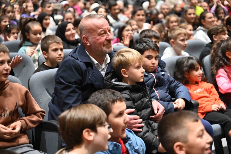 Karacabey Belediyesi, öğrencilerin yarı yıl tatilini eğlenceli hale getirmek amacıyla birbirinden çeşitli, etkinlikler düzenliyor. Karacabey Belediyesi’nin kültür ve sanat etkinlikleriyle ilçenin sosyal yaşamını zenginleştirmeye devam ettiğini vurgulayan Başkan Fatih Karabatı, “Her şey çocuklarımız için. Onların mutluluğu paha biçilemez.” dedi.