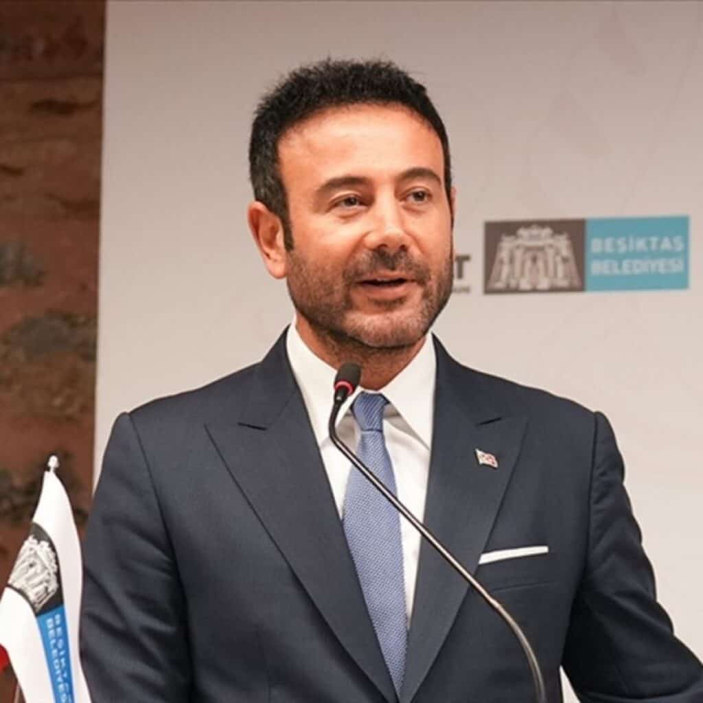 Beşiktaş Belediye Başkanı Rıza Akpolat, Balıkesir'de gözaltına alındı. Rıza Akpolat, İstanbul'a getirileceği bildirildi.