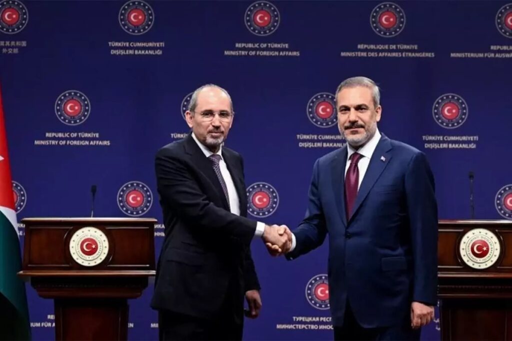 Dışişleri Bakanı Hakan Fidan, Ürdün Dışişleri Bakan'ı Ayman Safadi ile görüşme gerçekleştirdi. Dışişleri'nde bir araya gelen bakanlar sonrasında beraber basın toplantısı düzenledi. 