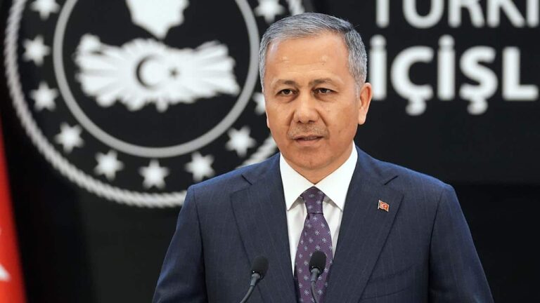 İç İşleri Bakanı Ali Yerlikaya son 1 ayda geri dönüşlerin başladığını açıkladı. Ali Yerlikaya 6 ayrı sınır kapasında dönüşlerin başladığını açıkladı.