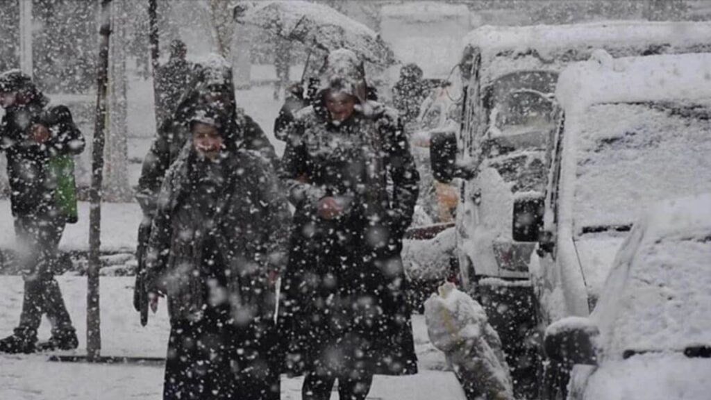 Balkanlar'dan gelen soğuk ve yağışlı hava, Trakya bölgesini etkisi altına aldı. Kar ve soğuk havanın Marmara Bölgesinde etkili olması ve 1-2 gün içerisinde İstanbul’a ve Bursa'ya gelmesi bekleniyor.