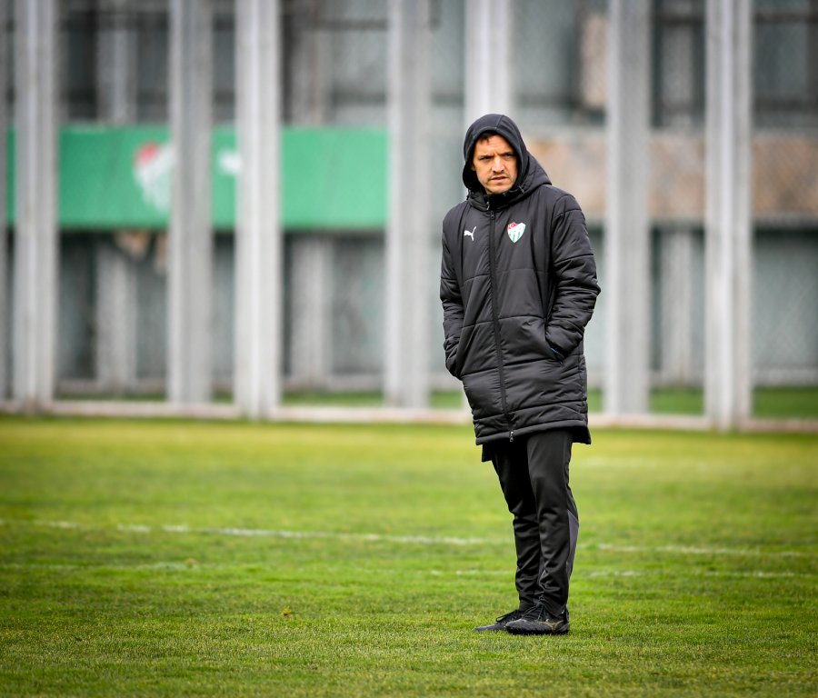 Bursaspor sahasında Düzcespor ile oynayacağı maçın hazırlıklarına Teknik Direktör Pablo Martin Batalla gözetiminde sabah saatlerinde Özlüce İbrahim Yazıcı Tesisleri’nde yaptığı antrenmanla devam etti.