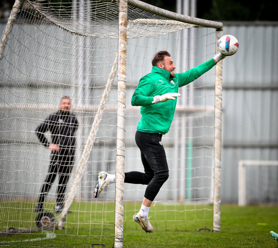 Bursaspor sahasında Düzcespor ile oynayacağı maçın hazırlıklarına Teknik Direktör Pablo Martin Batalla gözetiminde sabah saatlerinde Özlüce İbrahim Yazıcı Tesisleri’nde yaptığı antrenmanla devam etti.