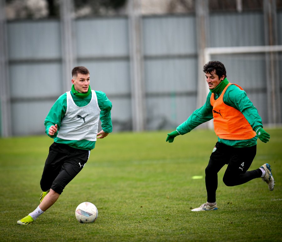 Bursaspor sahasında Düzcespor ile oynayacağı maçın hazırlıklarına Teknik Direktör Pablo Martin Batalla gözetiminde sabah saatlerinde Özlüce İbrahim Yazıcı Tesisleri’nde yaptığı antrenmanla devam etti.