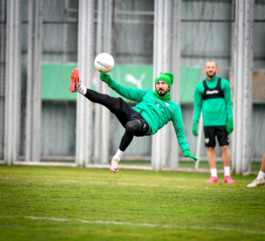 Bursaspor sahasında Düzcespor ile oynayacağı maçın hazırlıklarına Teknik Direktör Pablo Martin Batalla gözetiminde sabah saatlerinde Özlüce İbrahim Yazıcı Tesisleri’nde yaptığı antrenmanla devam etti.