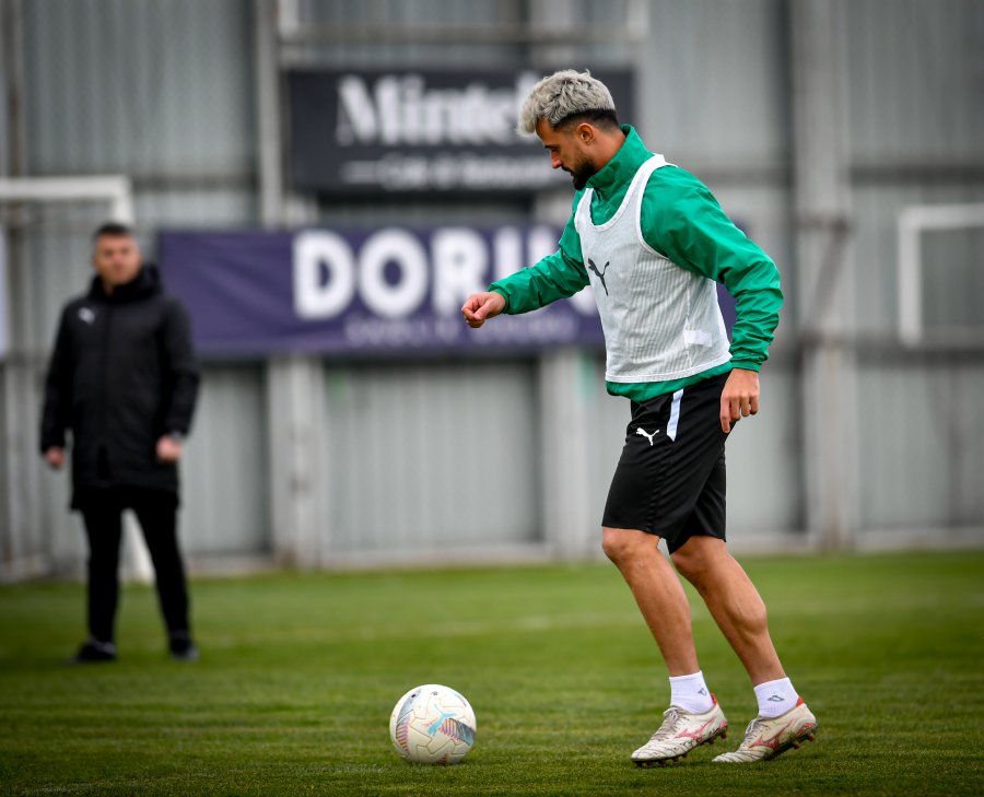 Bursaspor deplasmanda Tokat Belediye Plevne Spor ile oynayacağı maçın hazırlıklarını Teknik Direktörümüz Pablo Martin Batalla gözetiminde sabah saatlerinde Özlüce İbrahim Yazıcı Tesisleri’nde yaptığı antrenmanla sürdürdü.