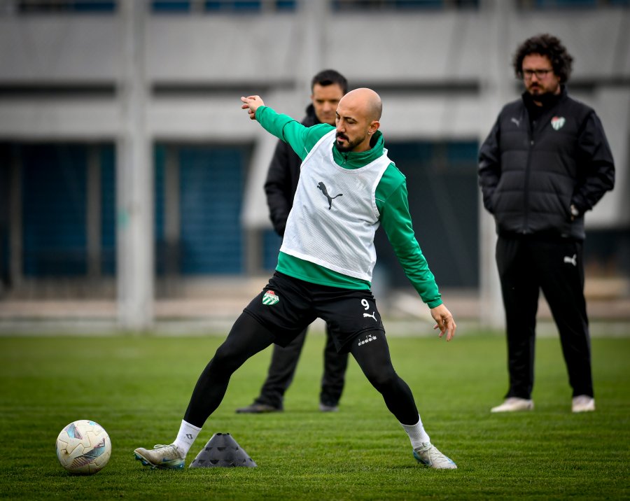 Bursaspor deplasmanda Tokat Belediye Plevne Spor ile oynayacağı maçın hazırlıklarını Teknik Direktörümüz Pablo Martin Batalla gözetiminde sabah saatlerinde Özlüce İbrahim Yazıcı Tesisleri’nde yaptığı antrenmanla sürdürdü.