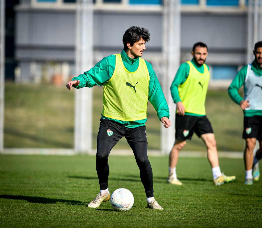 Bursaspor deplasmanda Tokat Belediye Plevne Spor ile oynayacağı maçın hazırlıklarını Teknik Direktör Pablo Martin Batalla gözetiminde sabah saatlerinde Özlüce İbrahim Yazıcı Tesisleri’nde yaptığı antrenmanla sürdürdü.