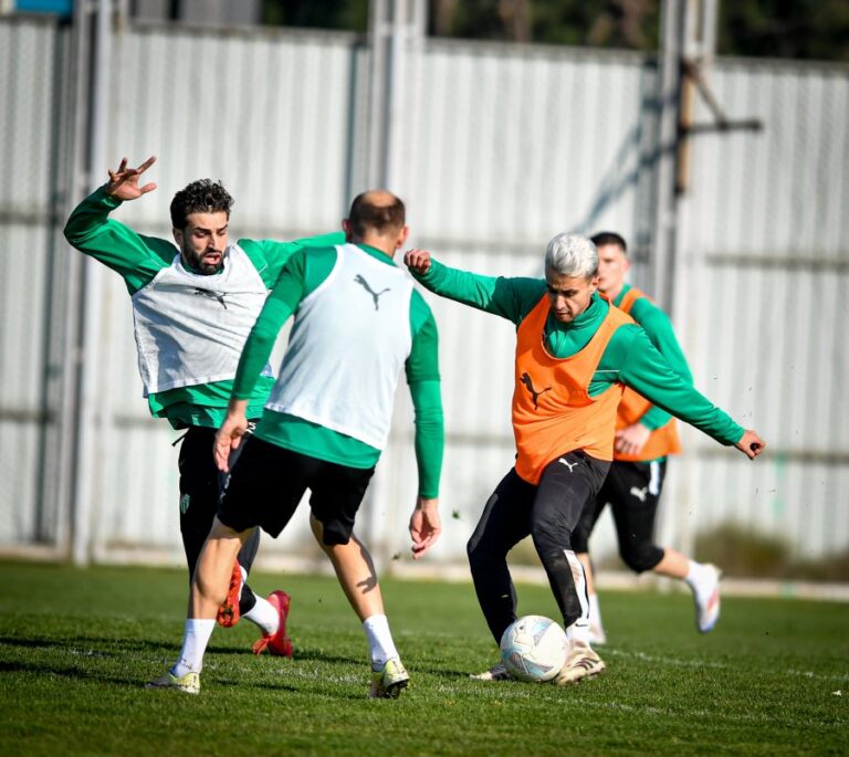 Bursaspor deplasmanda Tokat Belediye Plevne Spor ile oynayacağı maçın hazırlıklarını Teknik Direktör Pablo Martin Batalla gözetiminde sabah saatlerinde Özlüce İbrahim Yazıcı Tesisleri’nde yaptığı antrenmanla sürdürdü.