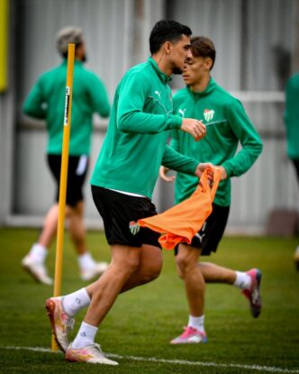 Bursaspor sahasında Ergene Velimeşe Spor ile oynayacağı maçın hazırlıklarına Teknik Direktör Pablo Martin Batalla gözetiminde öğle saatlerinde Özlüce İbrahim Yazıcı Tesisleri’nde yaptığı antrenmanla devam etti.