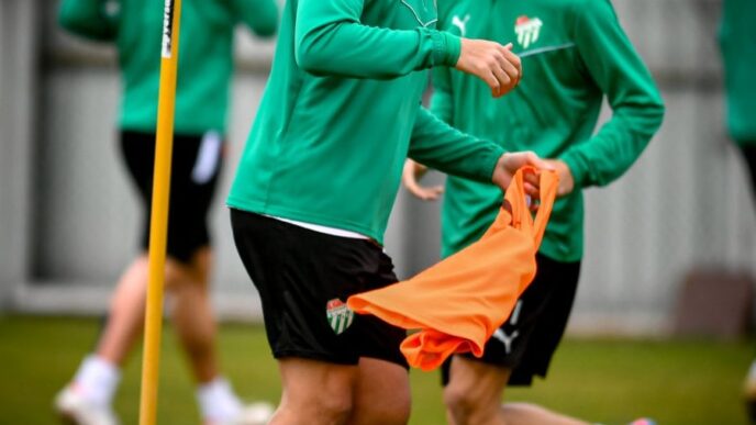 Bursaspor sahasında Ergene Velimeşe Spor ile oynayacağı maçın hazırlıklarına Teknik Direktör Pablo Martin Batalla gözetiminde öğle saatlerinde Özlüce İbrahim Yazıcı Tesisleri’nde yaptığı antrenmanla devam etti.