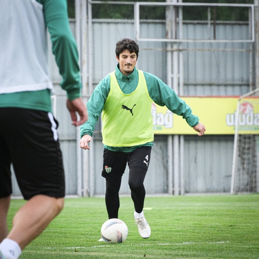 Bursaspor deplasmanda Tokat Belediye Plevne Spor ile oynayacağı maçın hazırlıklarına Teknik Direktör Pablo Martin Batalla gözetiminde akşam saatlerinde Özlüce İbrahim Yazıcı Tesisleri’nde yaptığı antrenmanla başladı.