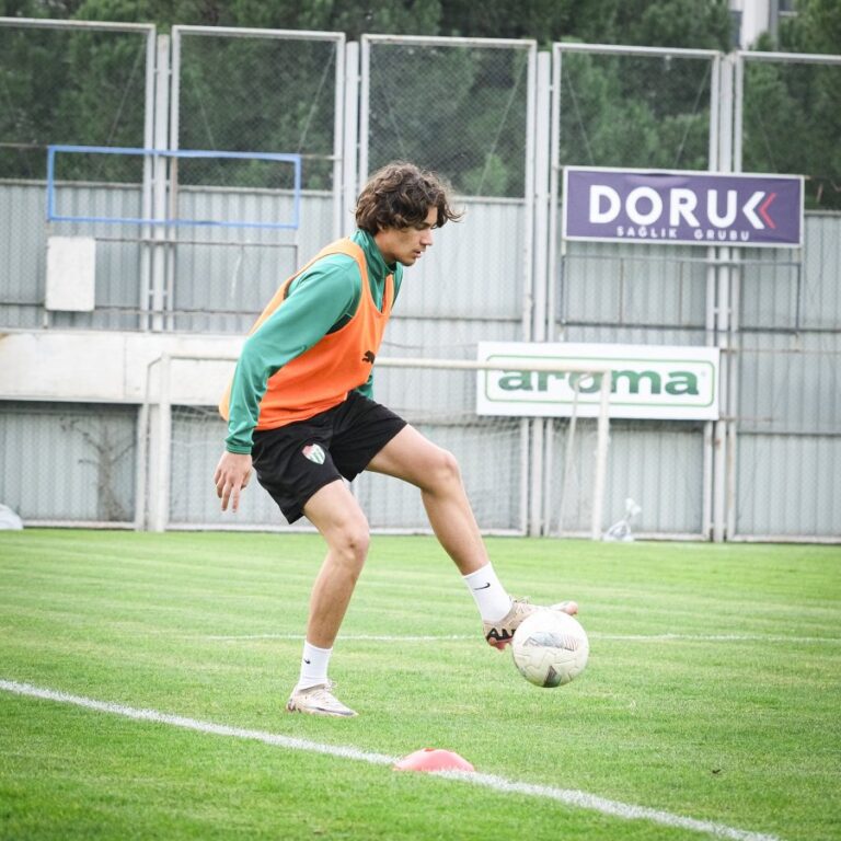 Bursaspor deplasmanda Tokat Belediye Plevne Spor ile oynayacağı maçın hazırlıklarına Teknik Direktör Pablo Martin Batalla gözetiminde akşam saatlerinde Özlüce İbrahim Yazıcı Tesisleri’nde yaptığı antrenmanla başladı.