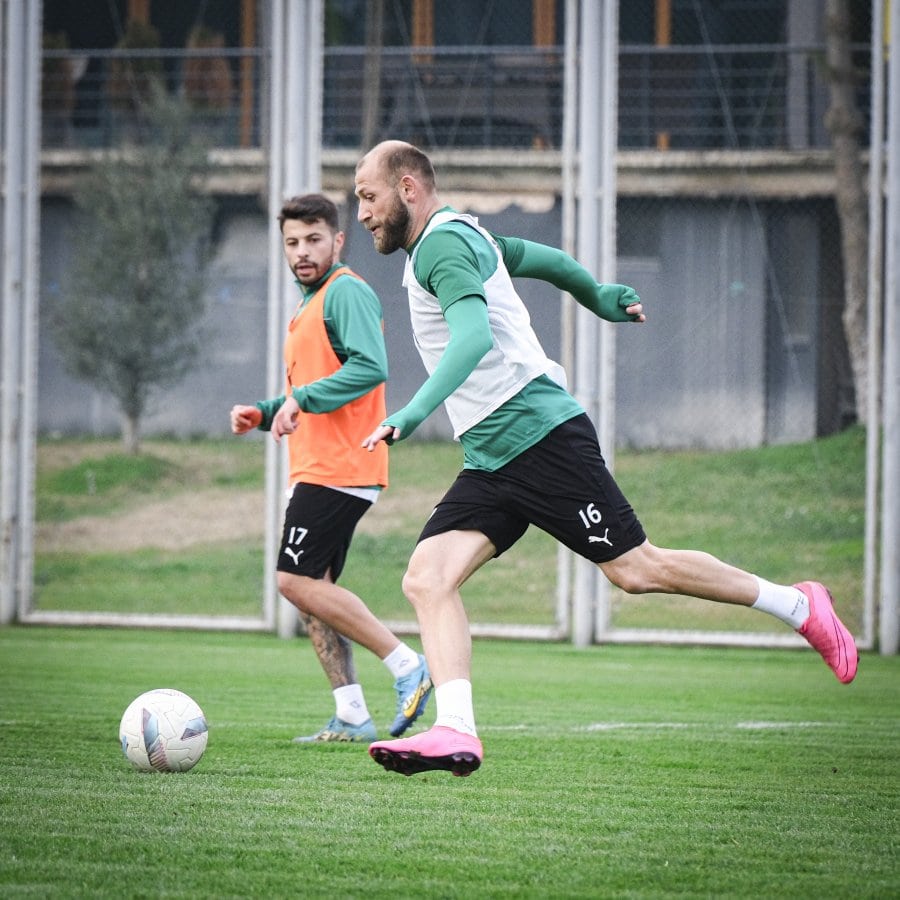 Bursaspor deplasmanda Tokat Belediye Plevne Spor ile oynayacağı maçın hazırlıklarına Teknik Direktör Pablo Martin Batalla gözetiminde akşam saatlerinde Özlüce İbrahim Yazıcı Tesisleri’nde yaptığı antrenmanla başladı.