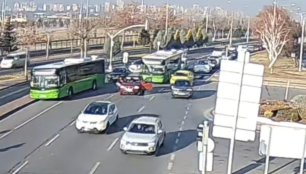 Kayseri'de halk otobüs şoförü, aracı durdurup nefes borusuna yiyecek kaçan kadının yardımına koştu.