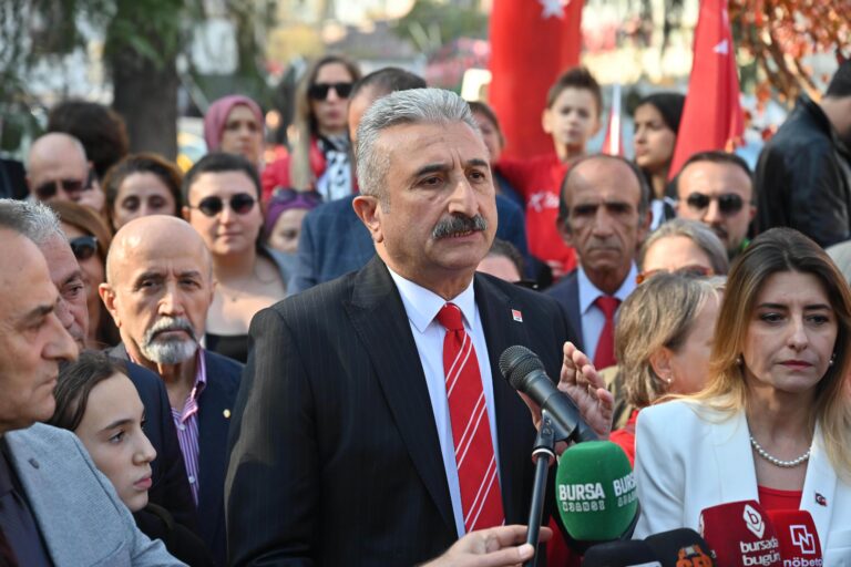 Cumhuriyet Halk Partisi Bursa İl Başkanı Nihat Yeşiltaş 10 Ocak Çalışan Gazeteciler Gününü kutladı. İl Başkanı Nihat Yeşiltaş gazetecilerin zor şartlarda ve baskı altından çalıştıklarını ifade etti.