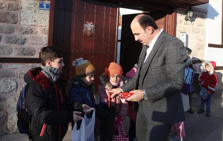 Konya’da üç ayların başlamasını ve Regaip Kandili'ni kutlamak amacıyla çocuklar her yıl kandil sabahı erken saatlerde gruplar halinde şivlilik toplamak için sokakları bayram havasına çeviriyor.